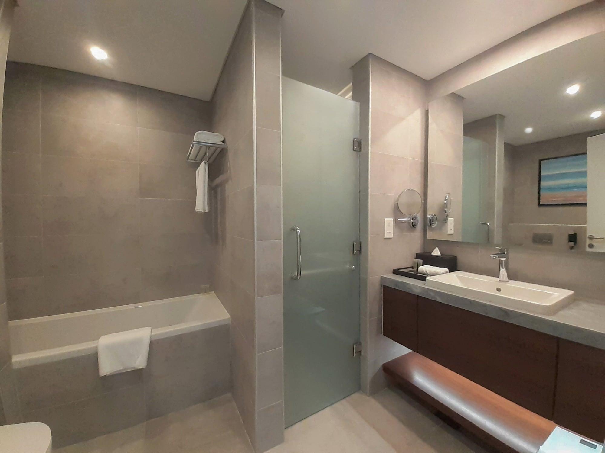 Somerset West Bay Доха Экстерьер фото Bathroom