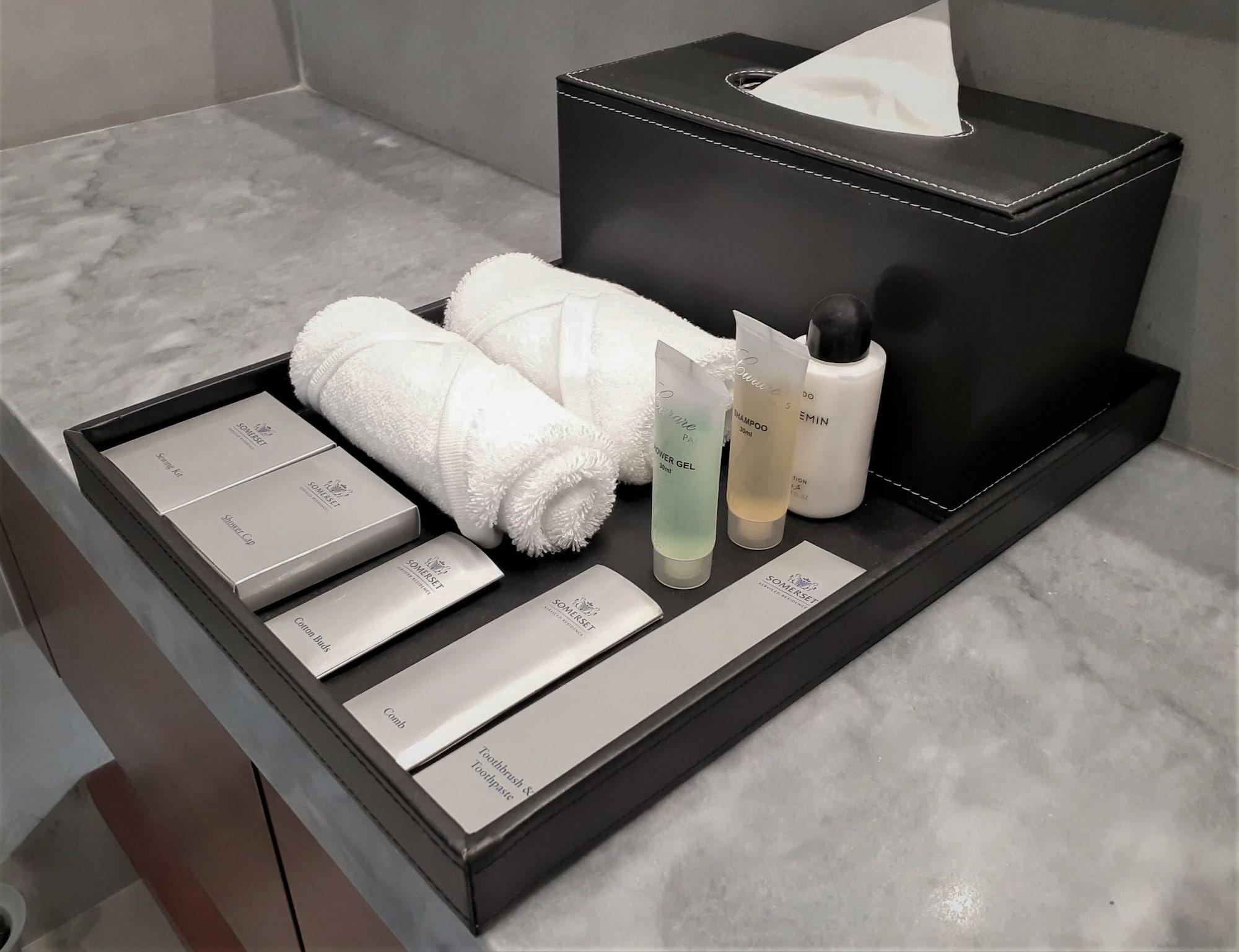 Somerset West Bay Доха Экстерьер фото A bathroom amenity tray