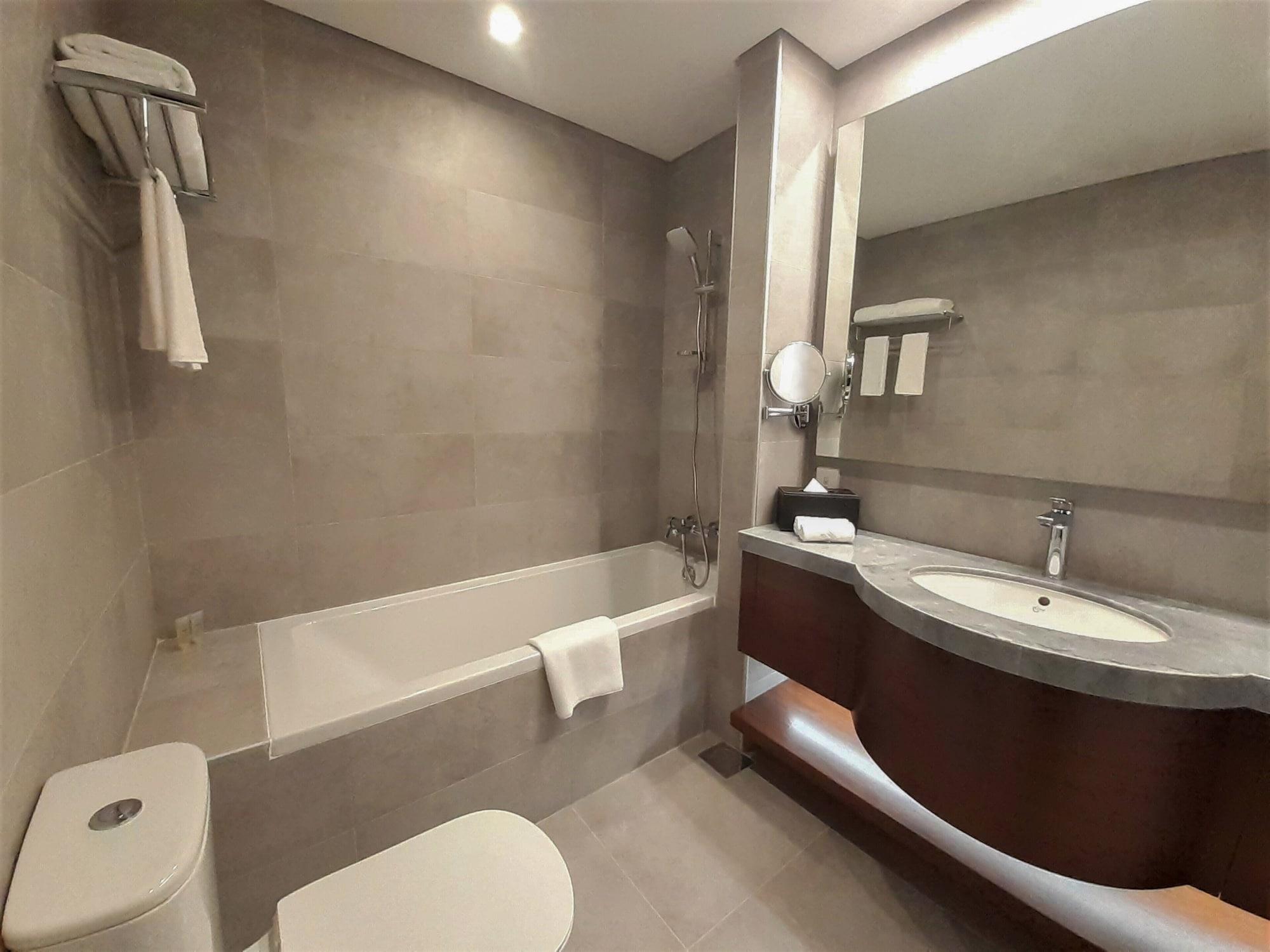 Somerset West Bay Доха Экстерьер фото Bathroom of a hotel room
