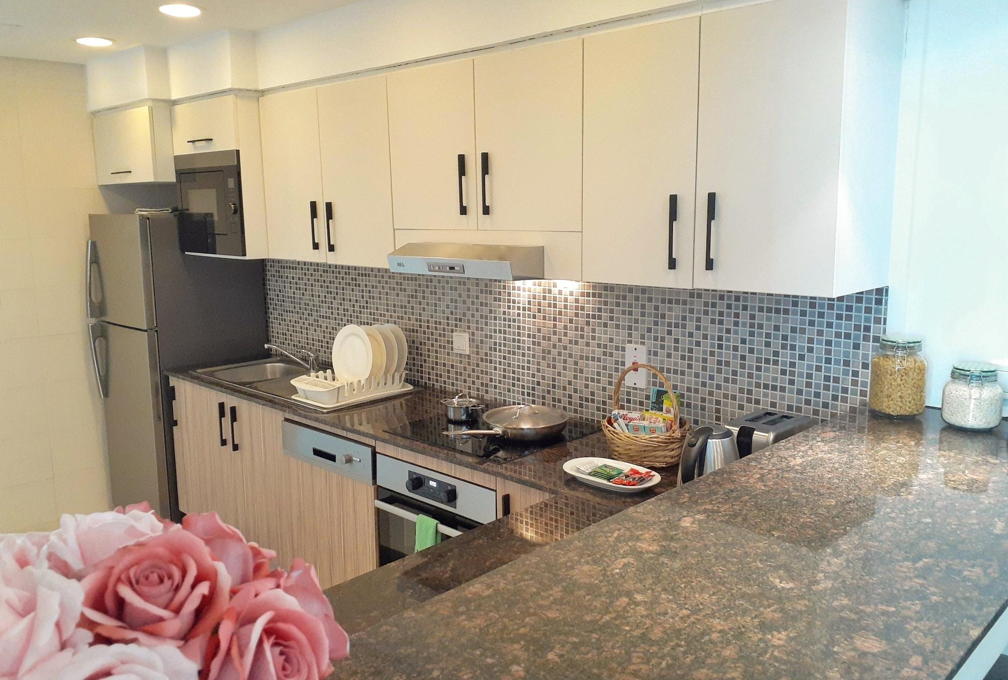 Somerset West Bay Доха Экстерьер фото A kitchen in a condominium