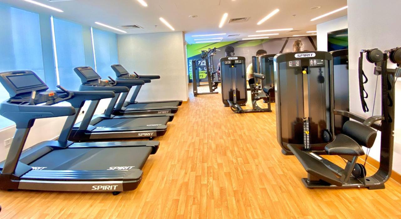 Somerset West Bay Доха Экстерьер фото The gym at the hotel