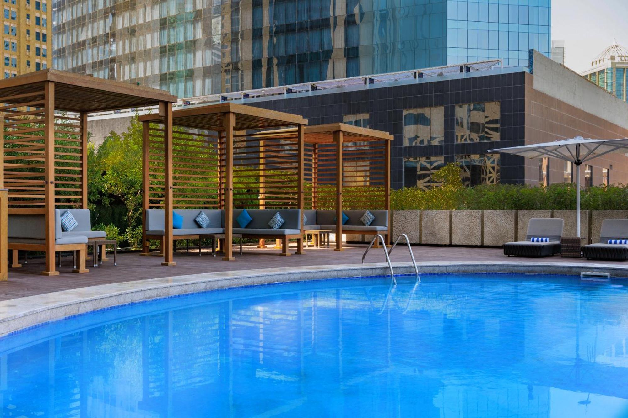 Somerset West Bay Доха Экстерьер фото The swimming pool at the hotel