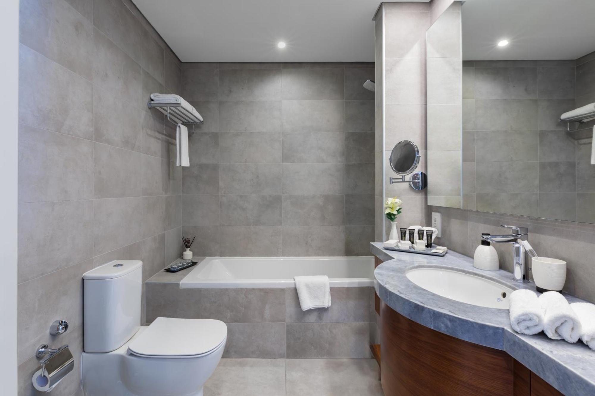 Somerset West Bay Доха Экстерьер фото Bathroom