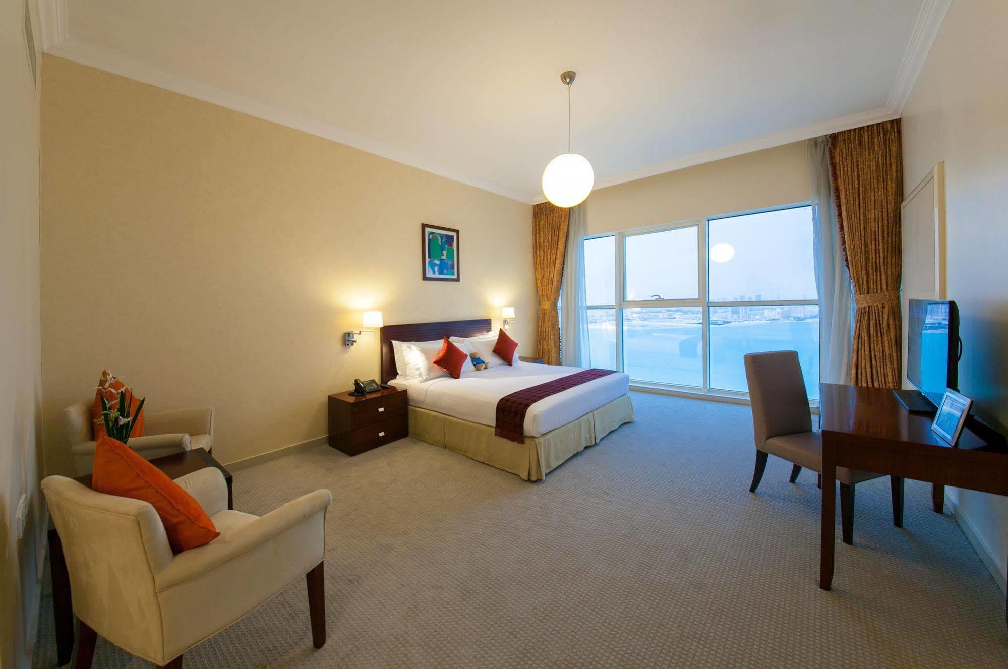 Somerset West Bay Доха Экстерьер фото A room at the hotel