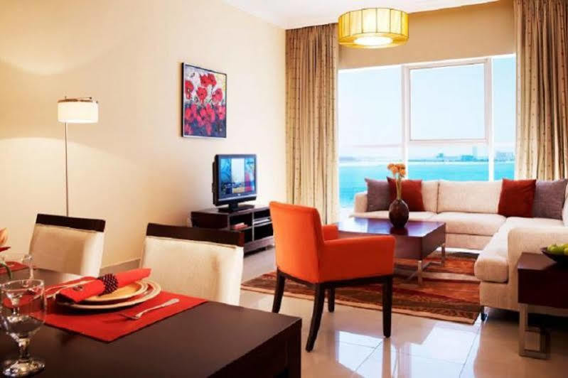 Somerset West Bay Доха Экстерьер фото A living room in a typical apartment