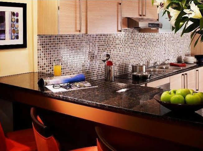 Somerset West Bay Доха Экстерьер фото A kitchen with granite countertops